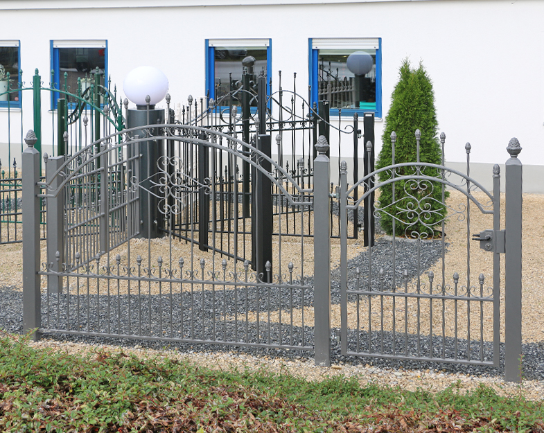 Zaun mit Tor in grau – Zauncenter Niederlassung Bobingen